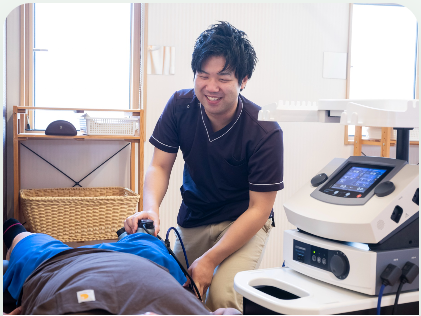 接骨院がくで治療機器を使う施術風景